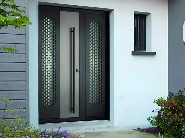 Retrouvez chez Apac STORES un grand choix de portes d’entrée sur mesure.